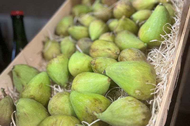 Caisse de figues vertes bio sur lit de paille