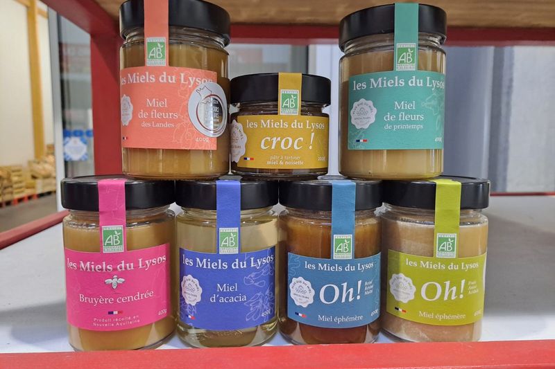 Pots de miel bio en rayon d'épicerie