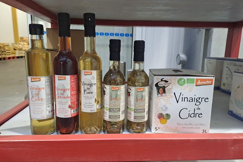 Bouteilles de vinaigres bio dont du vinaigre de cidre
