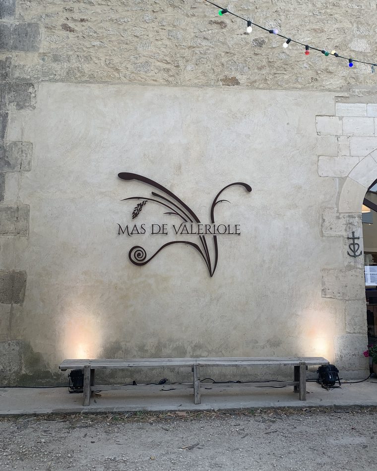 Façade du Mas de Valériole avec son enseigne, domaine viticole bio à Arles