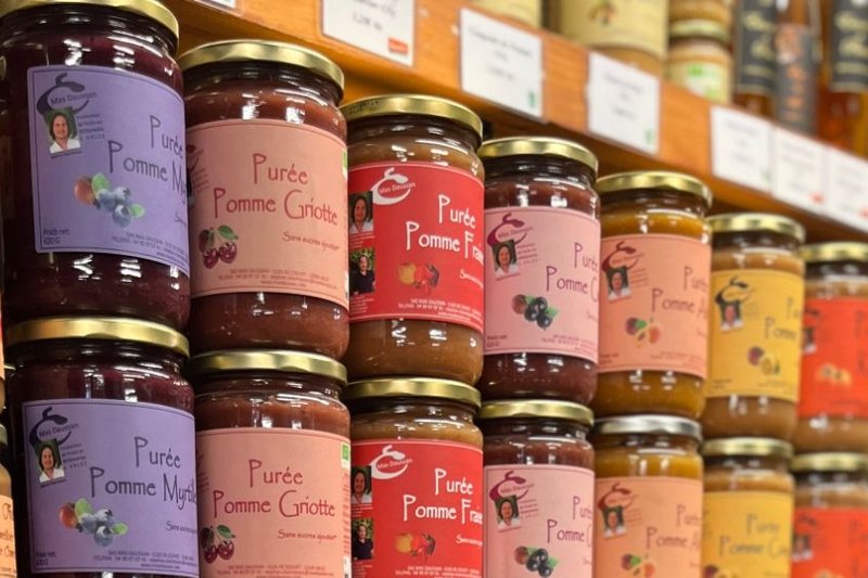 Bocaux de purées de fruits et de compotes bio alignés en rayon