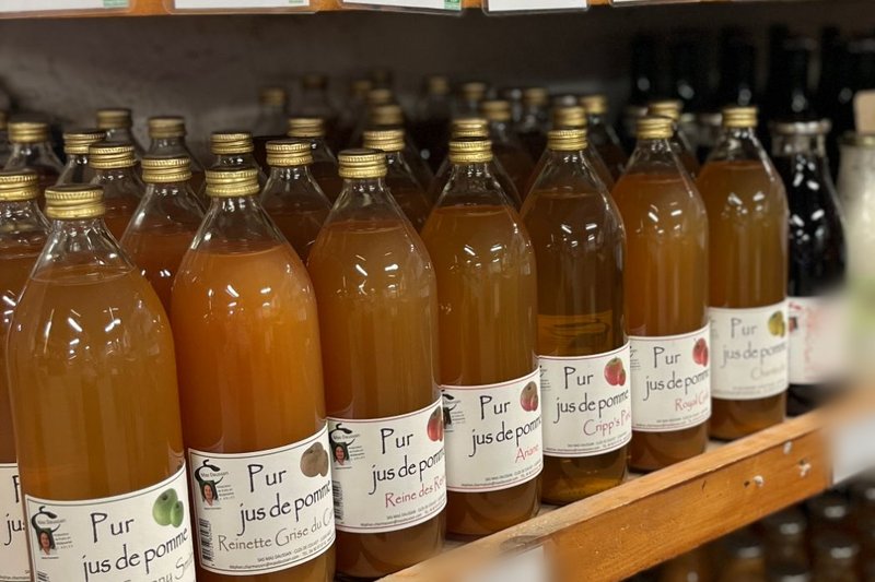 Rayon de purs jus de pomme bio en bouteilles, par variété